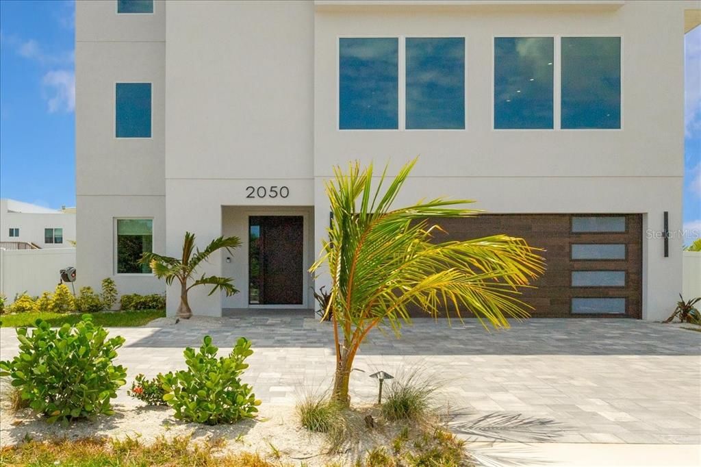 Attached, Exterior, Facade, Modern