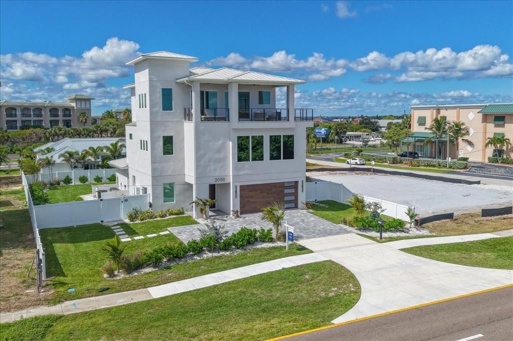Attached, Exterior, Facade, Modern