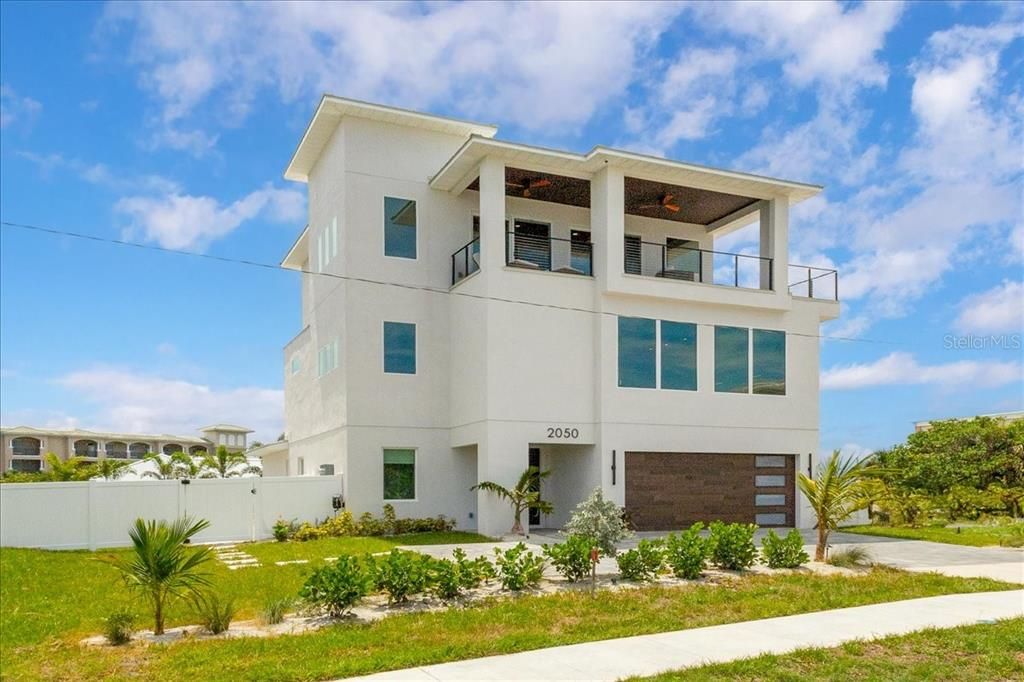 Exterior, Facade, Modern
