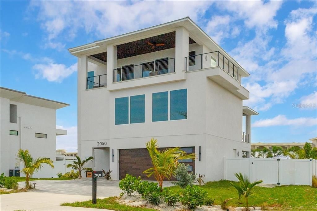 Attached, Exterior, Facade, Modern
