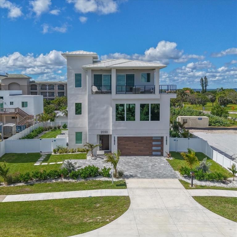 Attached, Exterior, Facade, Modern