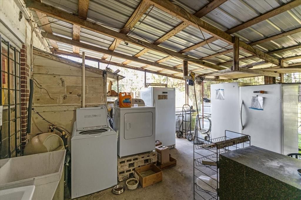 Interior, Washer, Wooden Beams