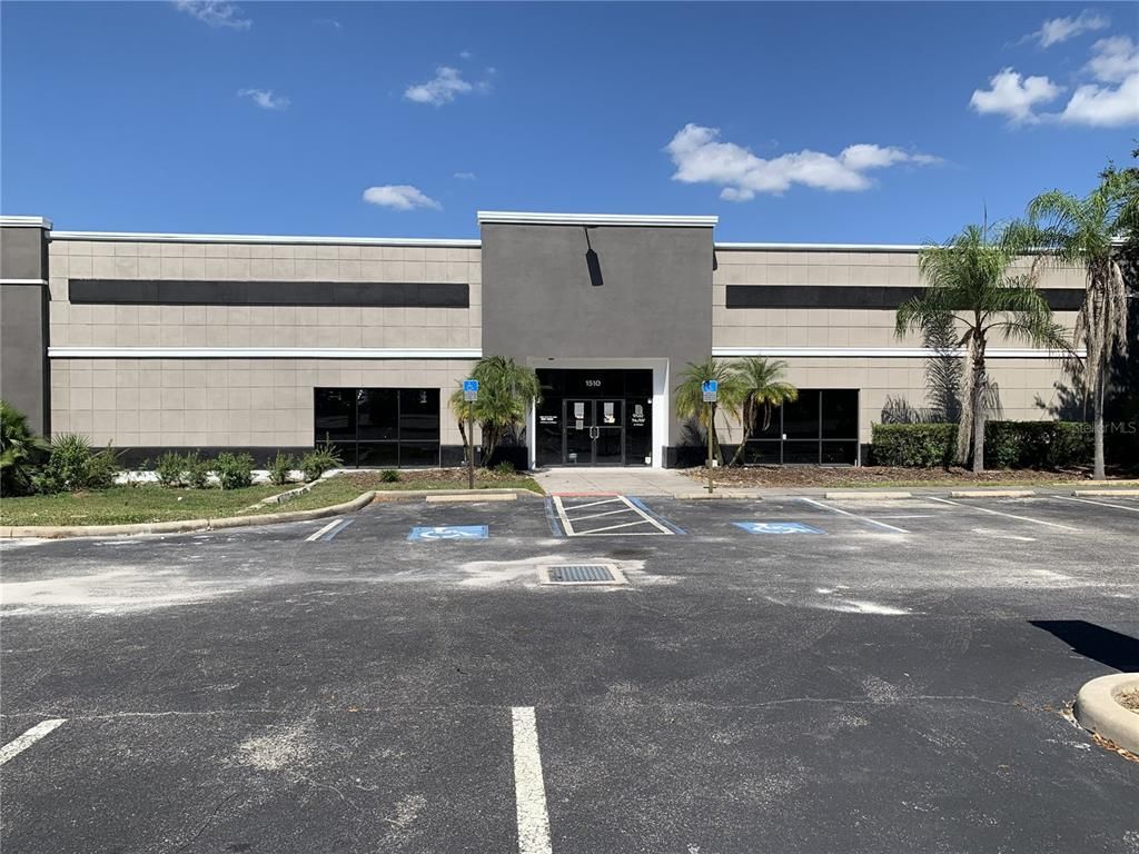 Exterior, Facade, Modern