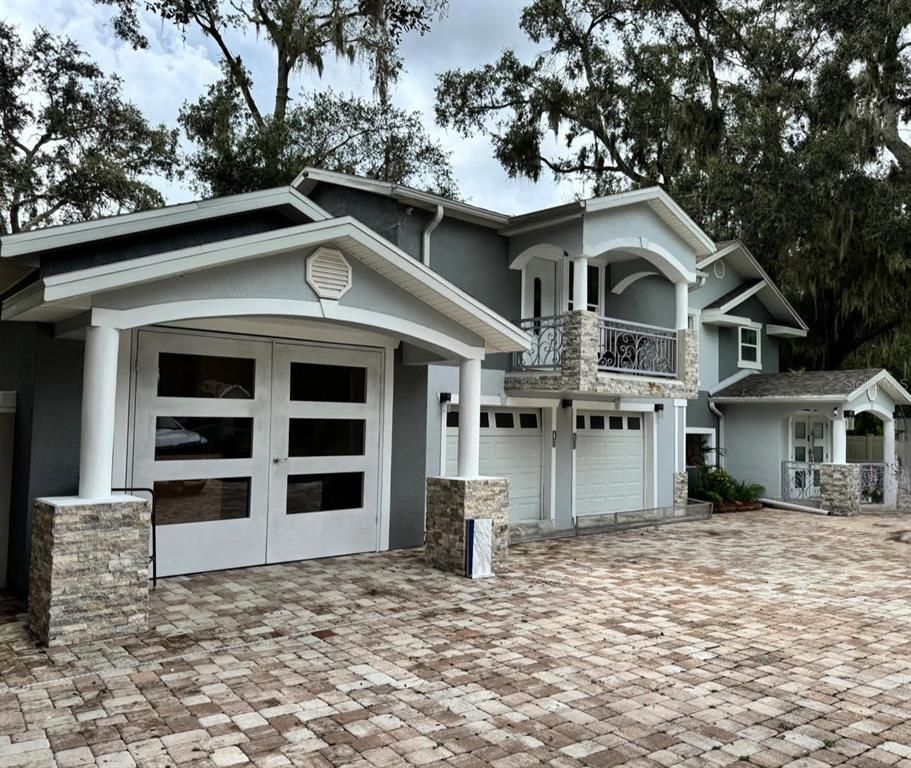 Attached, Exterior, Facade, American Craftsman