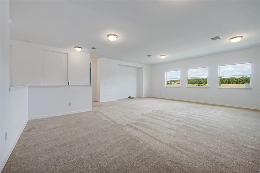 Empty room, Interior