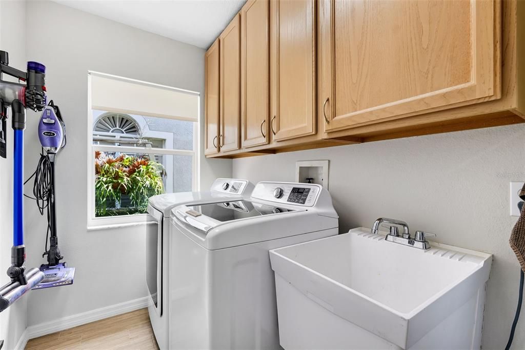 Interior, Washer, Wood Texture Flooring