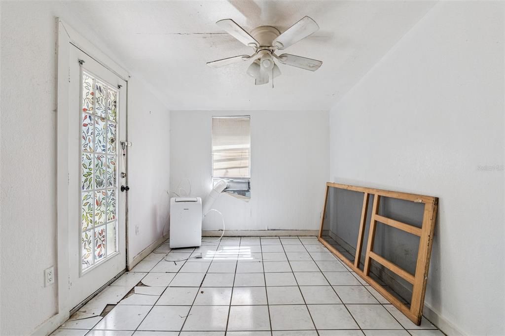 Empty room, Interior