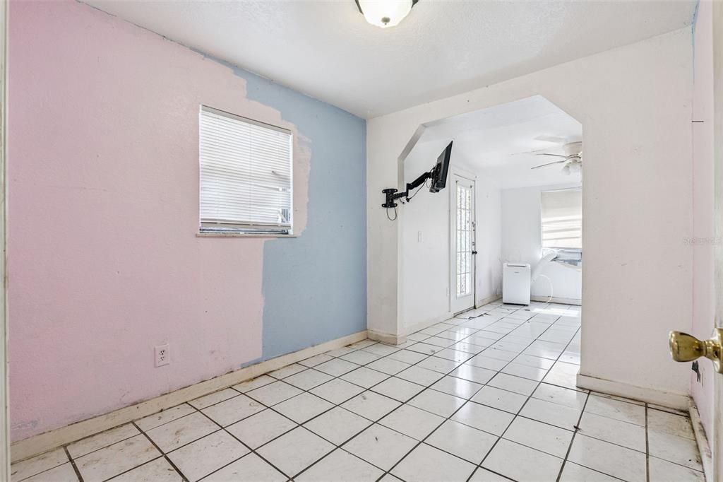 Empty room, Interior