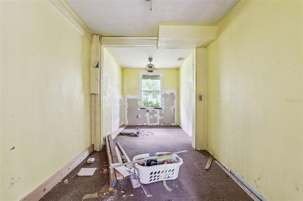 Empty room, Interior