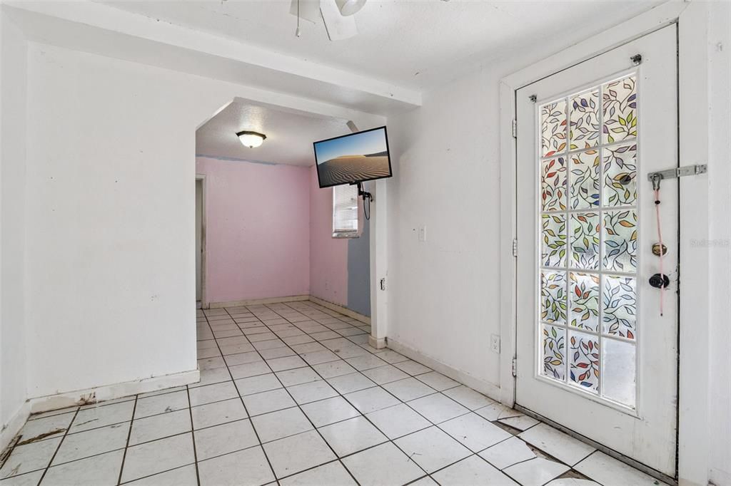 Empty room, Interior