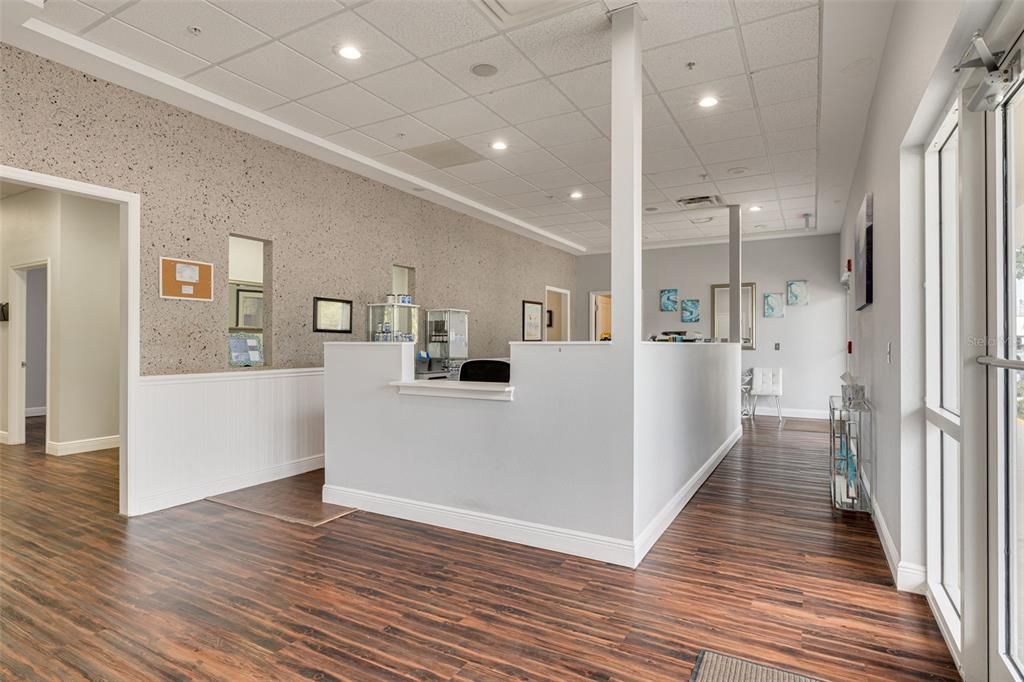 Interior, Recessed Lighting, Wood Texture Flooring