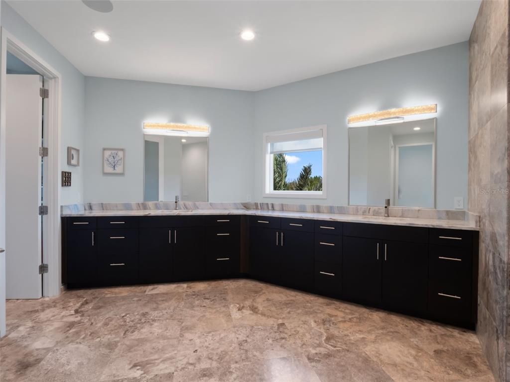 Bathroom, Dual Sink Vanities, Interior, Recessed Lighting