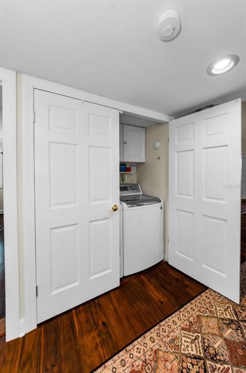 Interior, Recessed Lighting, Washer, Wood Texture Flooring