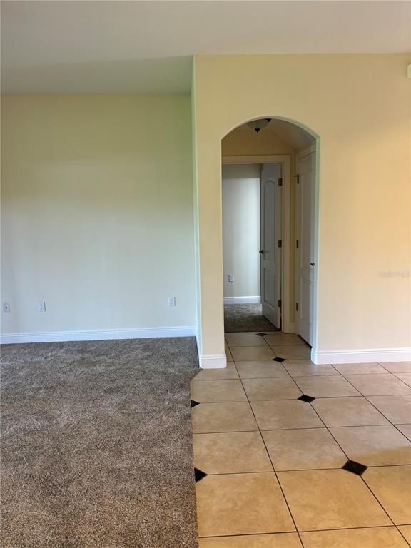 Empty room, Interior