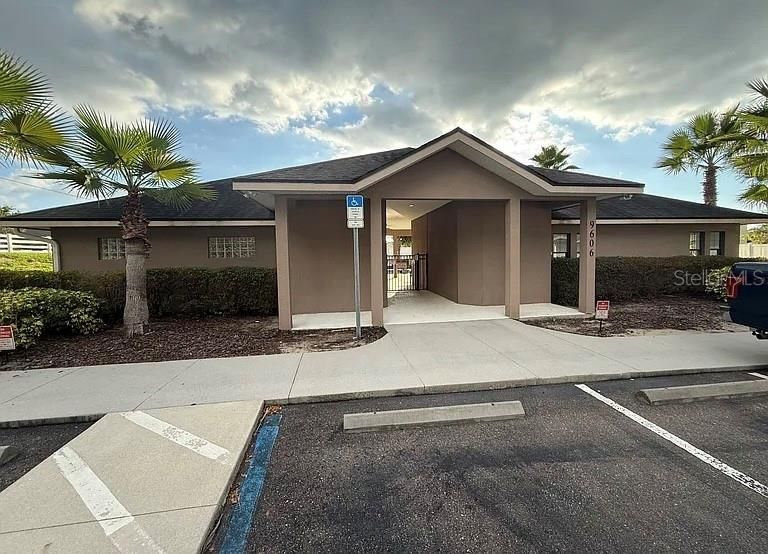 Exterior, Facade, Ranch