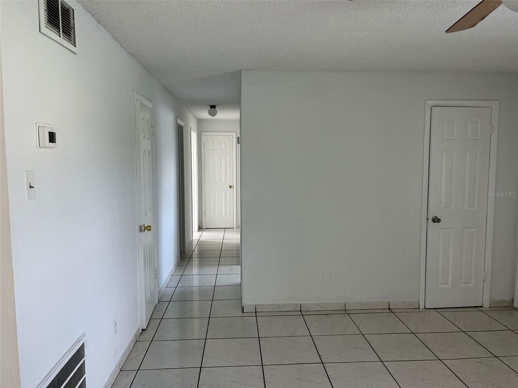Empty room, Interior