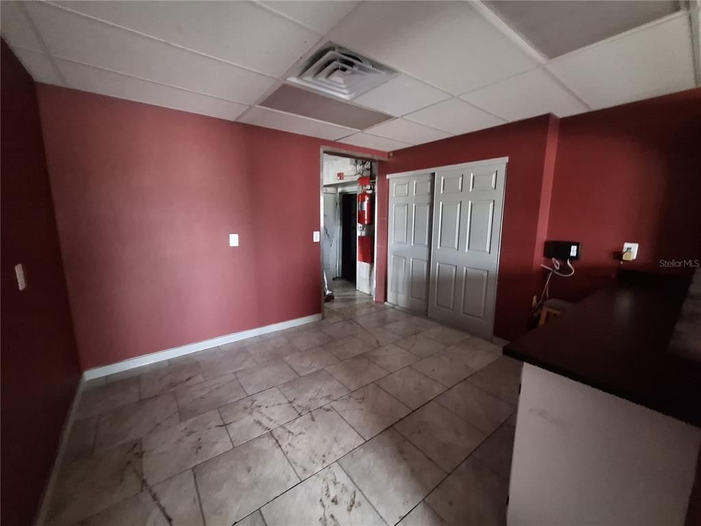 Empty room, Interior