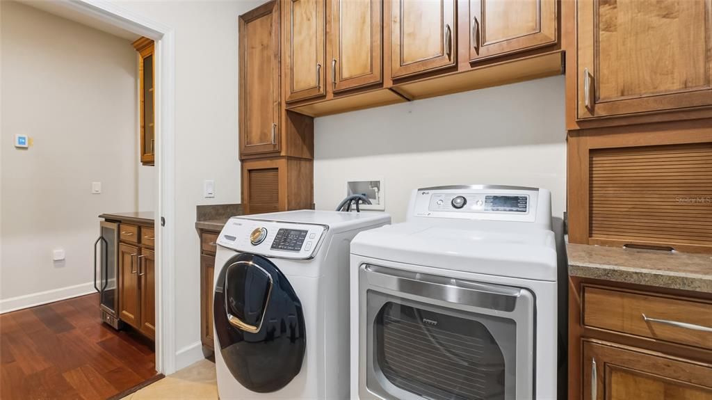 Interior, Washer, Wood Texture Flooring