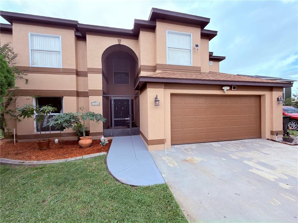Attached, Exterior, Facade, Mediterranean