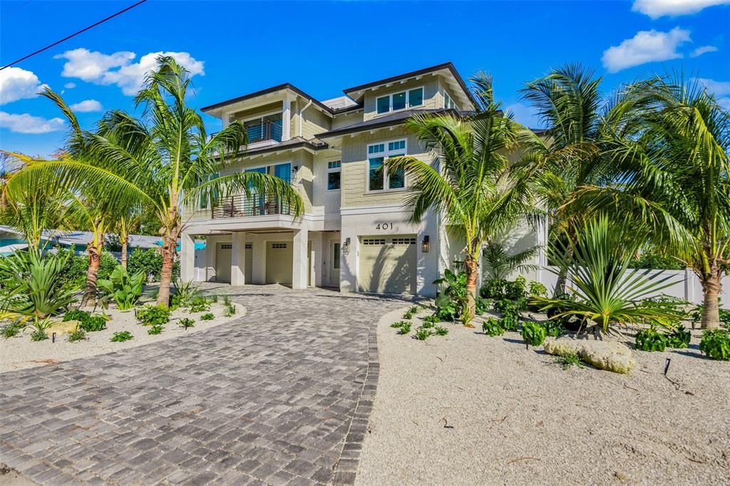 Attached, Exterior, Facade, Mediterranean