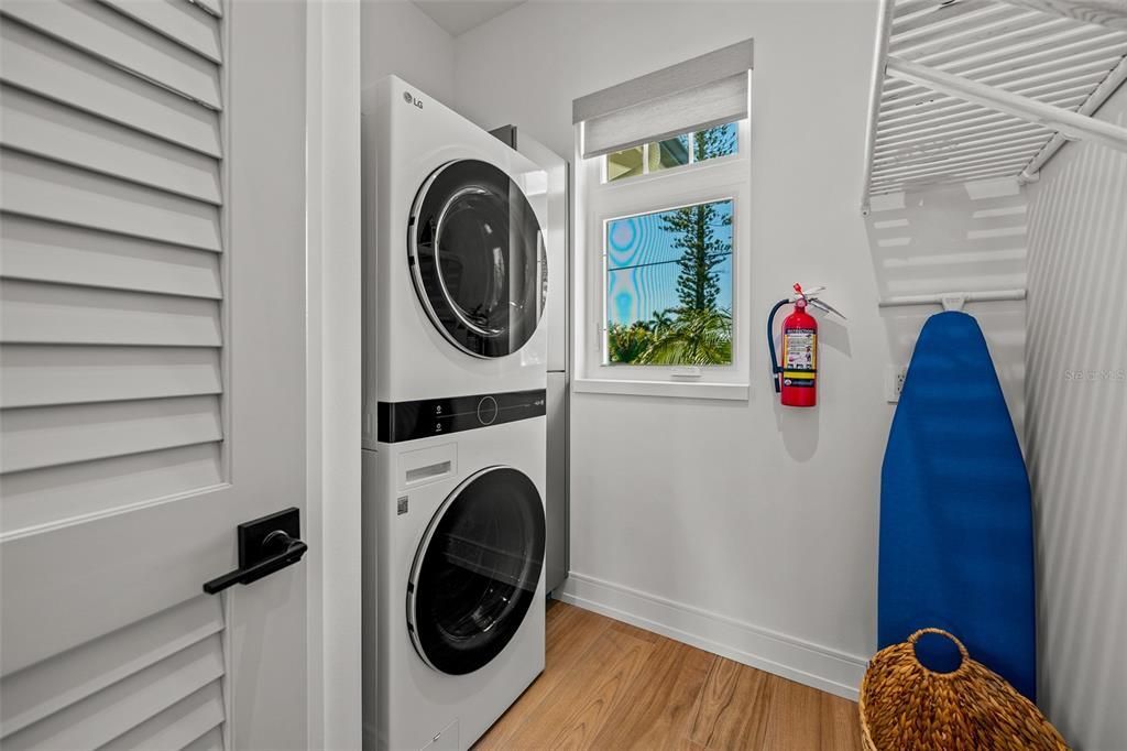 Interior, Utility Closets, Washer, Wood Texture Flooring