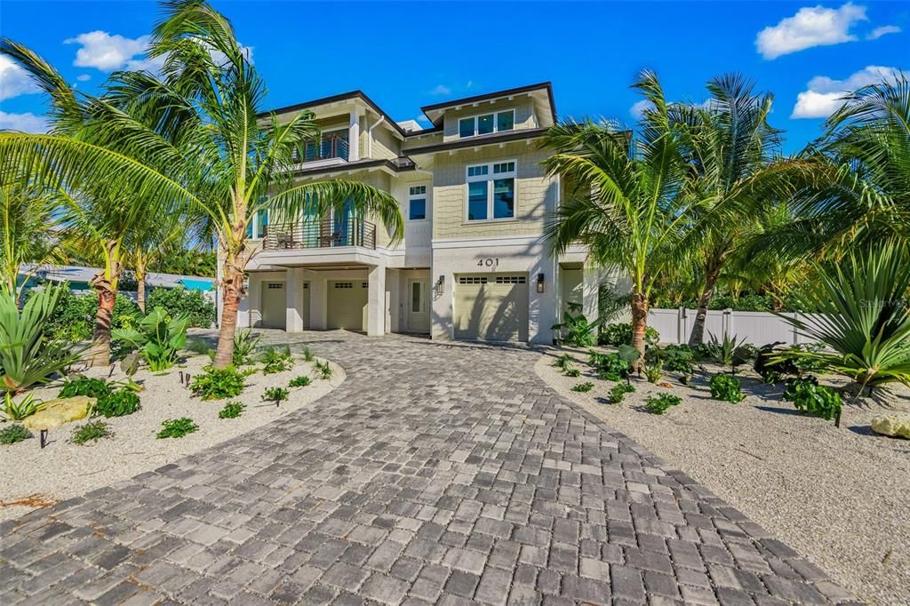 Attached, Exterior, Facade, Mediterranean