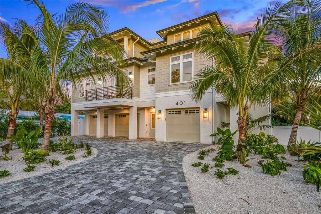 Attached, Exterior, Facade, Mediterranean
