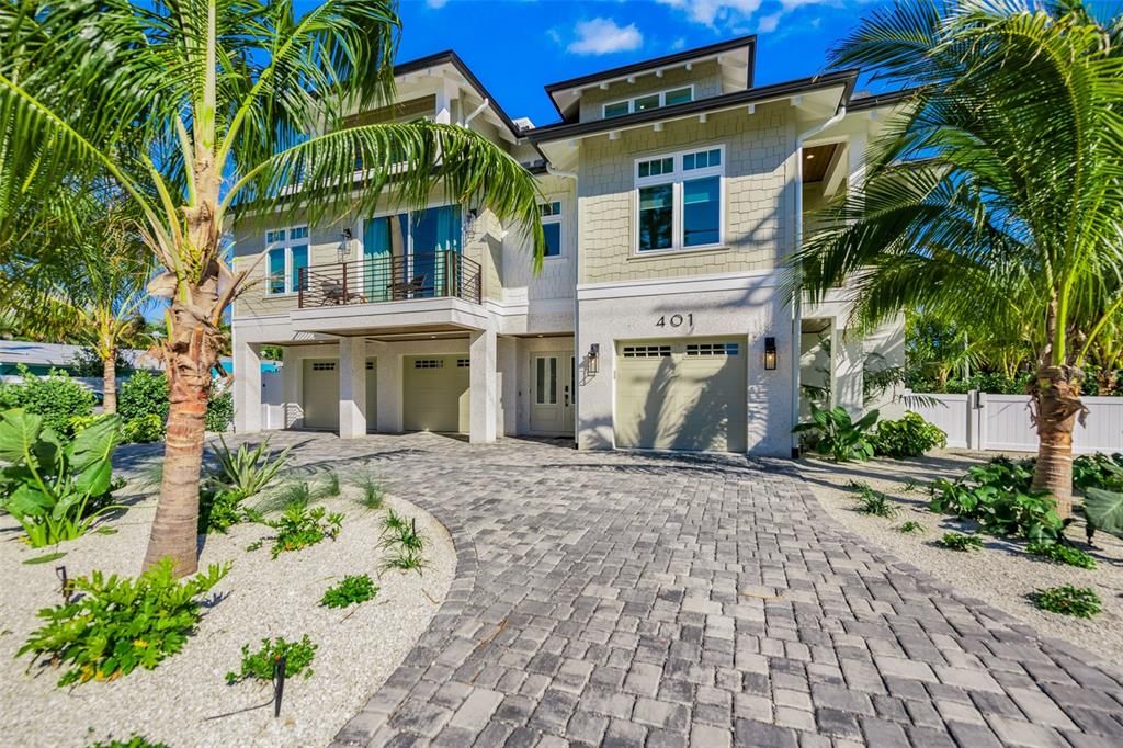 Attached, Exterior, Facade, Mediterranean