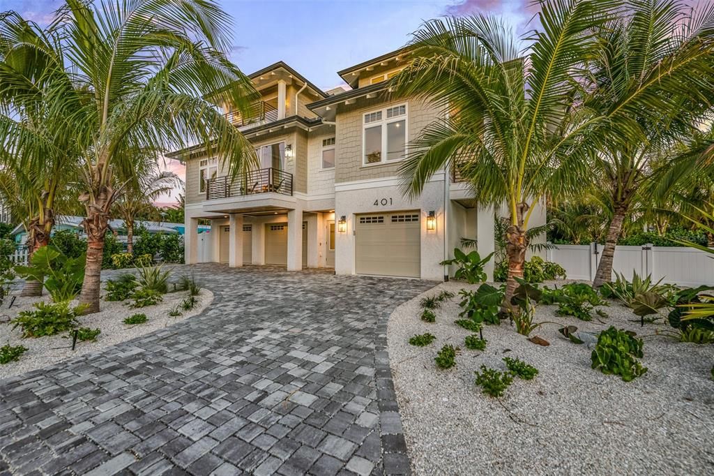 Attached, Exterior, Facade, Mediterranean