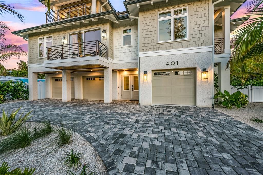 Attached, Exterior, Facade, Mediterranean
