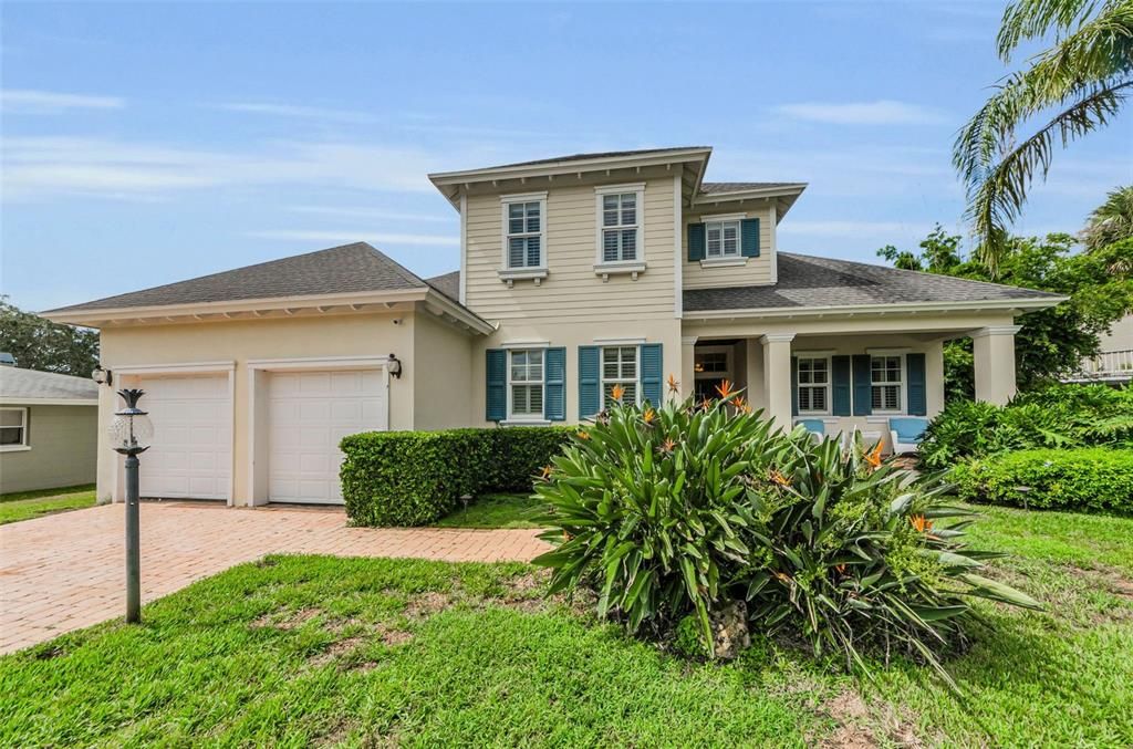 Attached, Exterior, Facade, American Foursquare