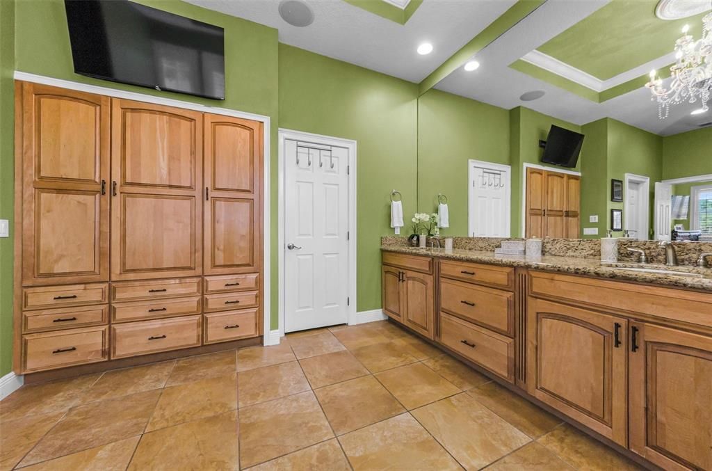Bathroom, Dual Sink Vanities, Interior, Recessed Lighting