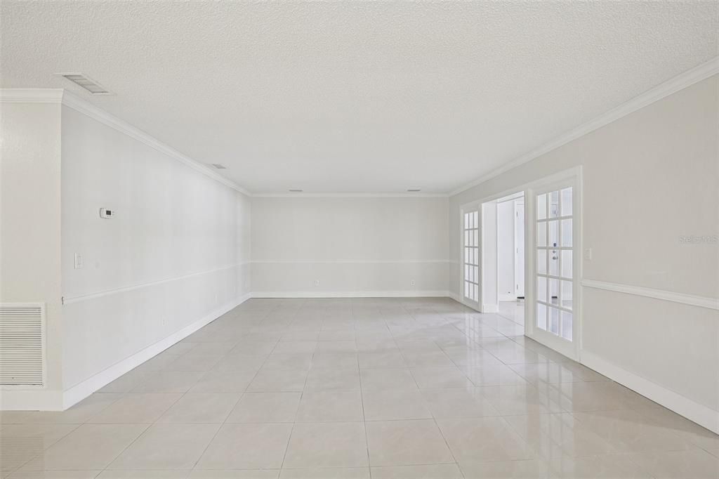 Empty room, Interior