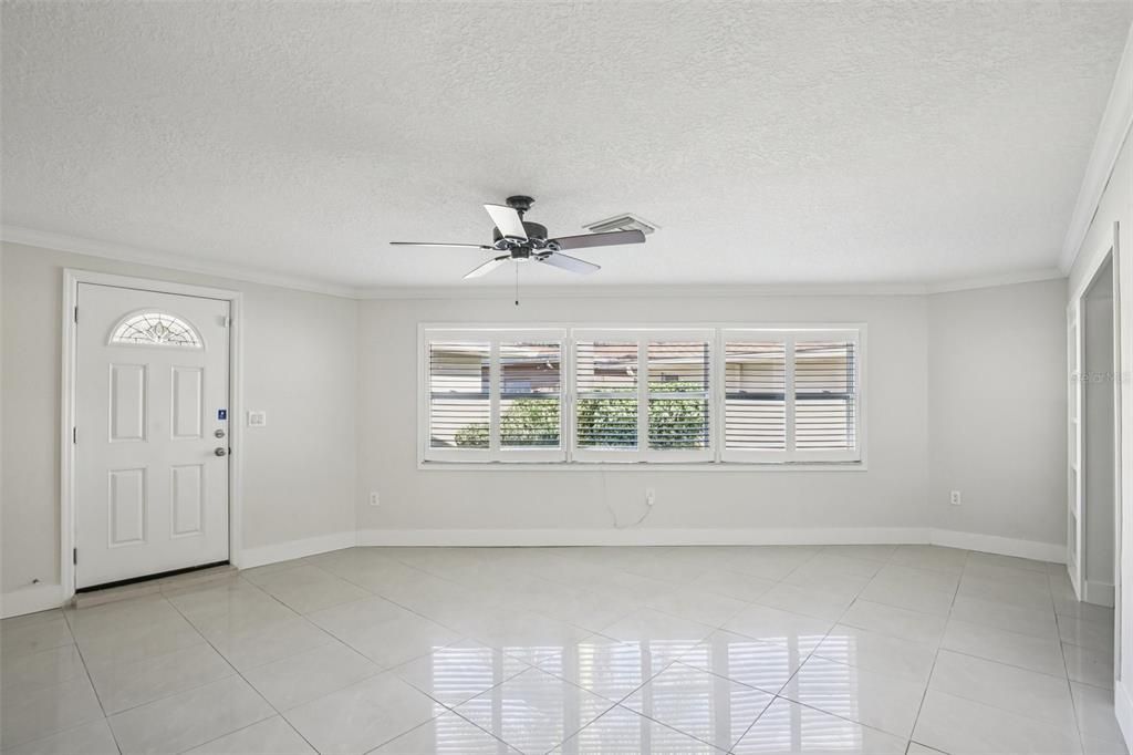 Empty room, Interior