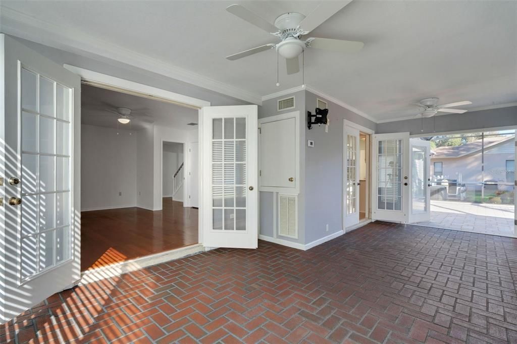 Empty room, Interior