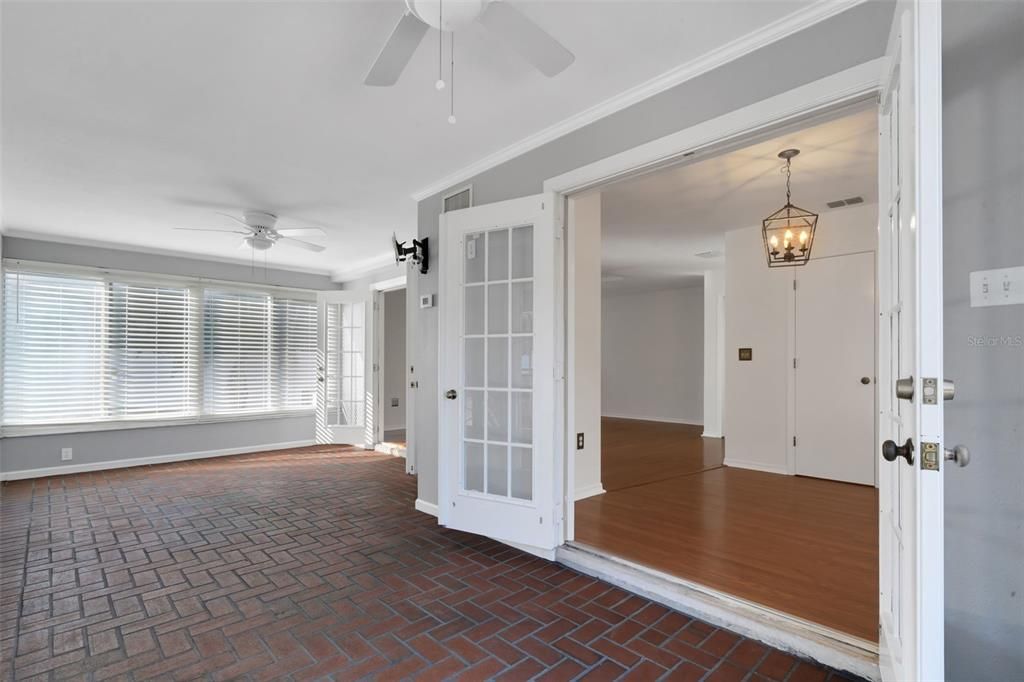 Empty room, Interior, Pendant Lights