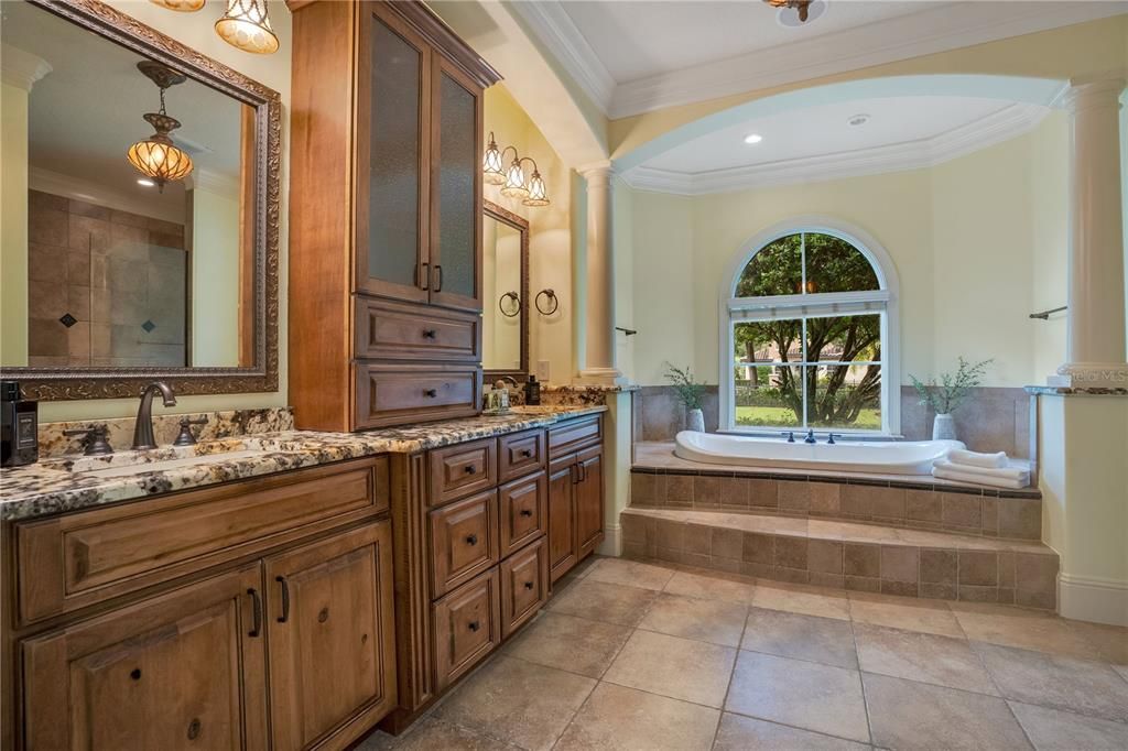 Bathroom, Dual Sink Vanities, Interior, Recessed Lighting