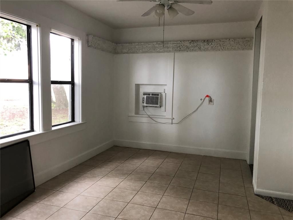 Empty room, Interior