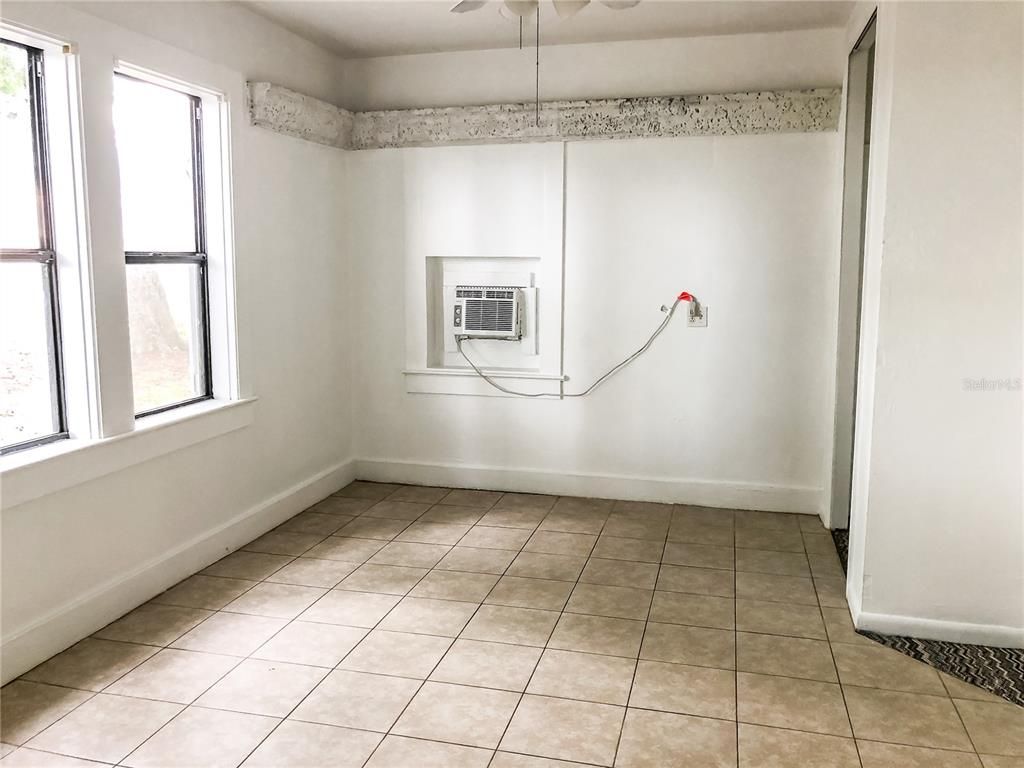 Empty room, Interior