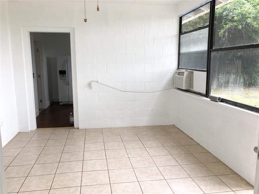 Empty room, Interior