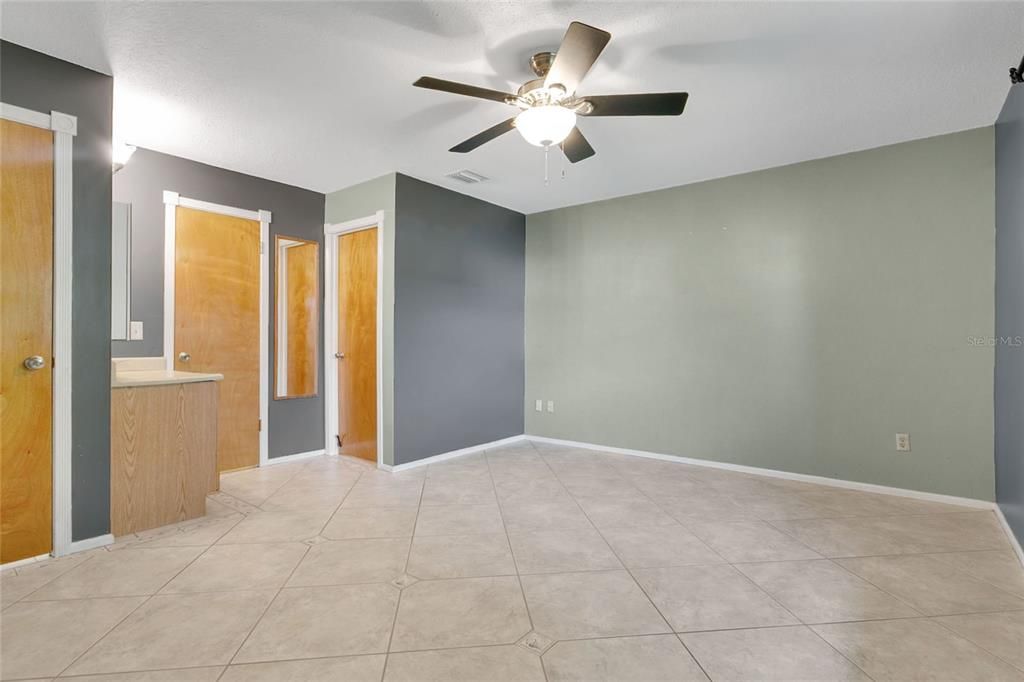 Empty room, Interior