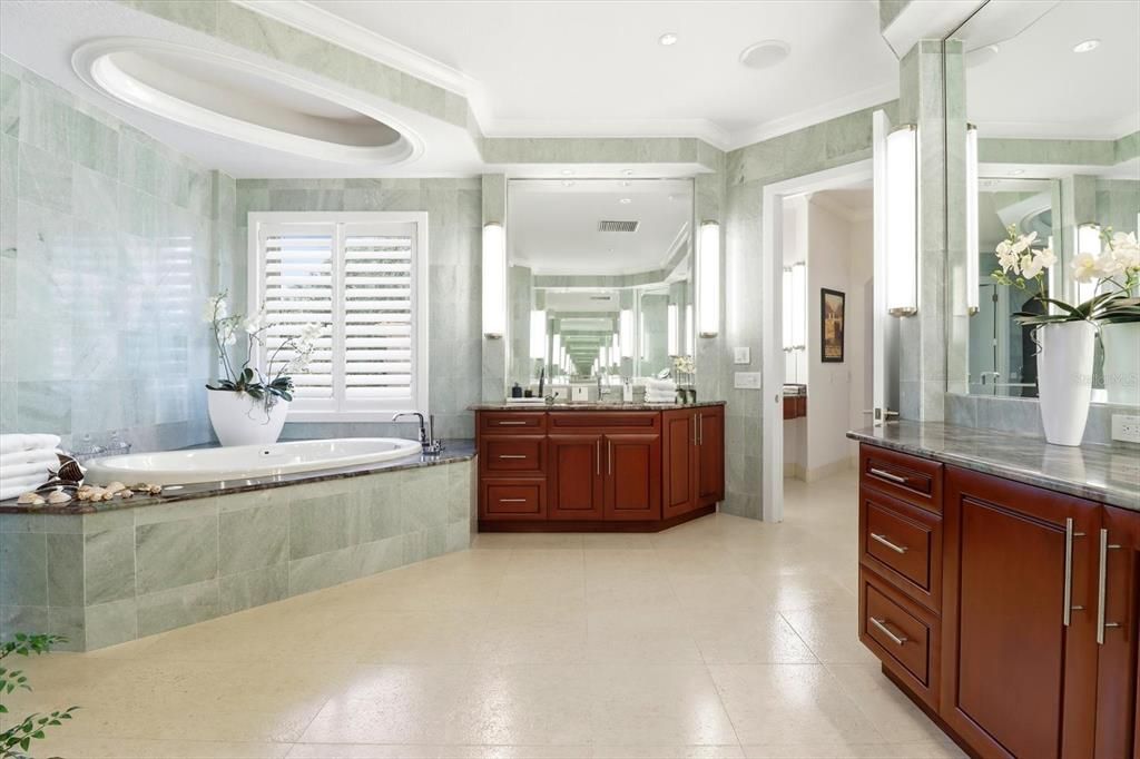 Bathroom, Dual Sink Vanities, Interior, Recessed Lighting