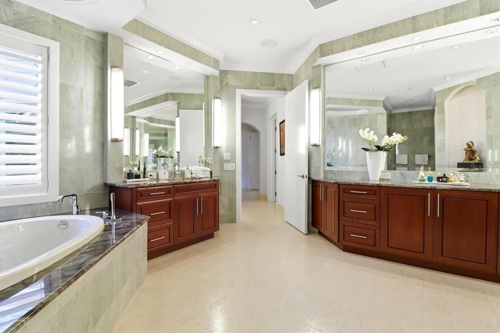 Bathroom, Dual Sink Vanities, Interior, Recessed Lighting