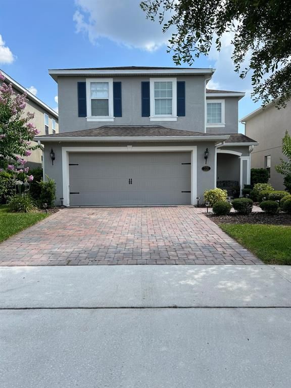 Attached, Exterior, Facade, Mediterranean