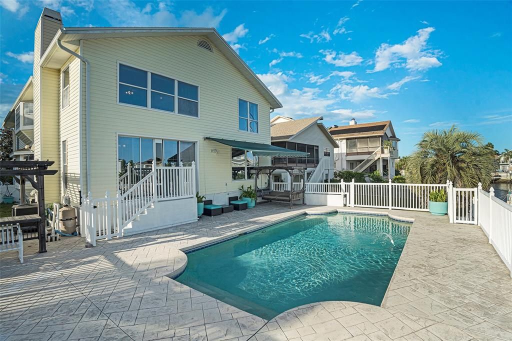 Exterior, Pool