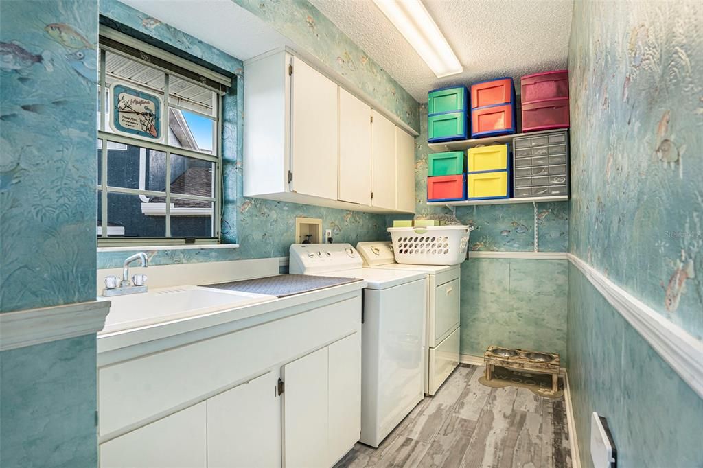 Interior, Washer, Wood Texture Flooring