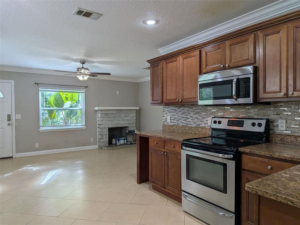 Fireplace, Interior, Kitchen, Recessed Lighting