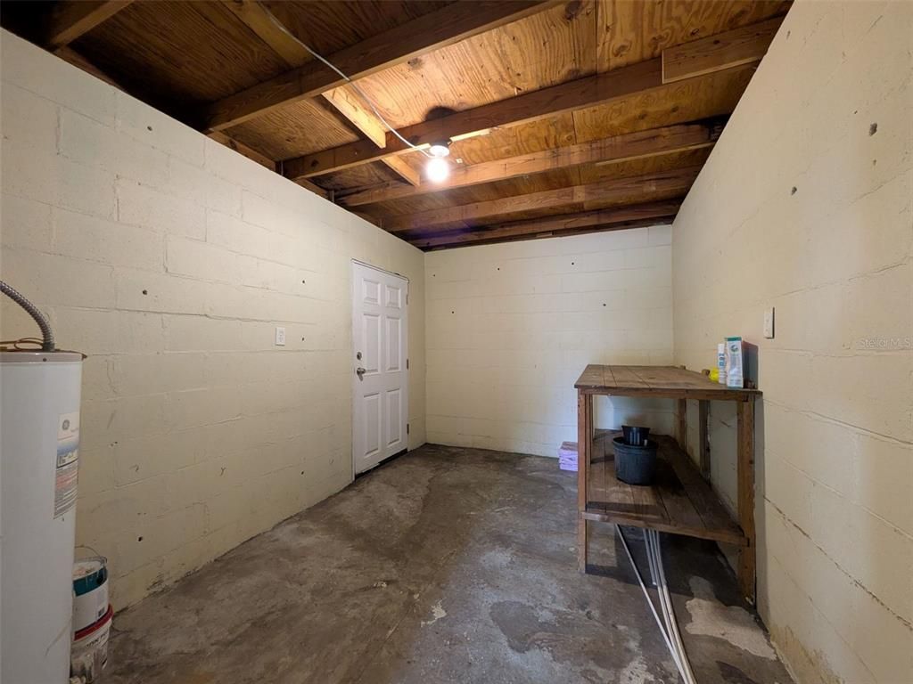 Empty room, Interior, Wooden Beams, Wooden Ceilings