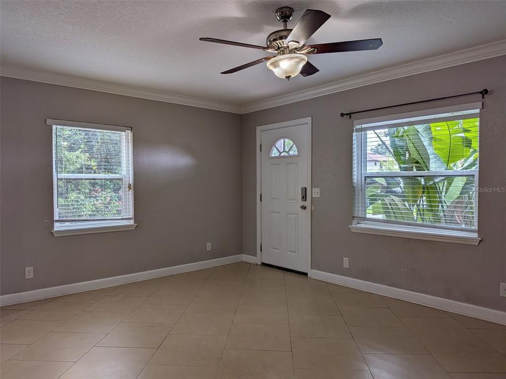 Empty room, Interior