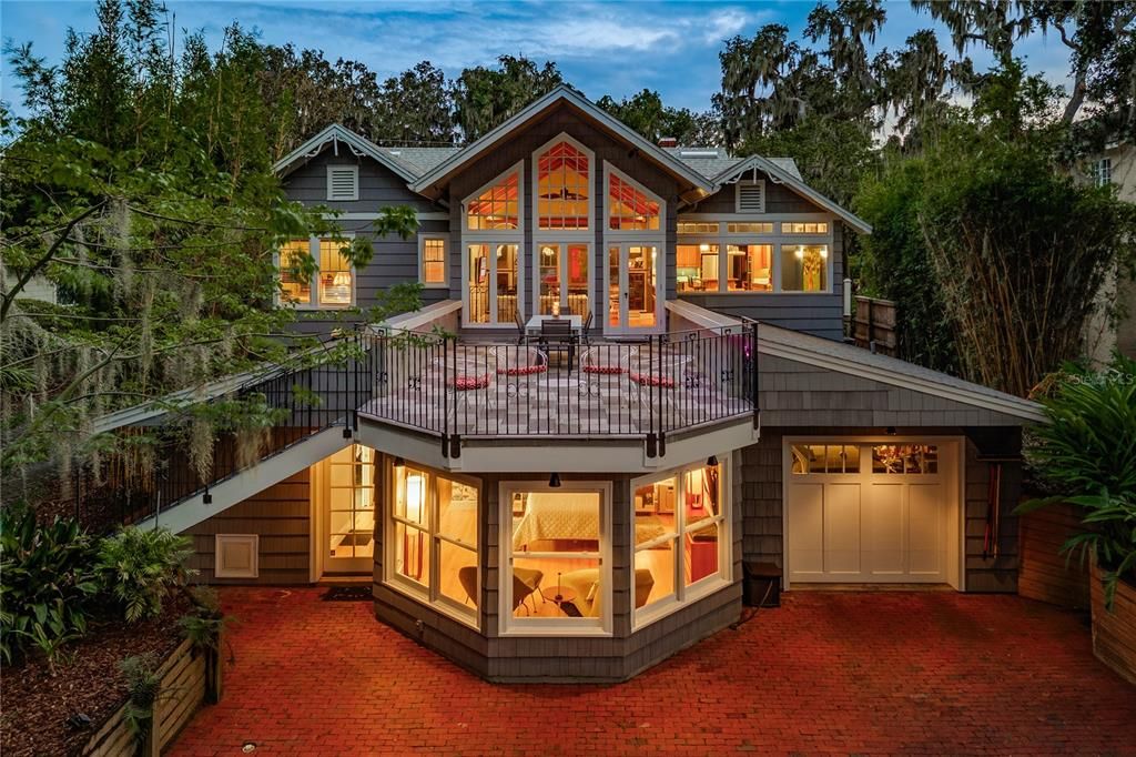 Attached, Exterior, Facade, American Craftsman
